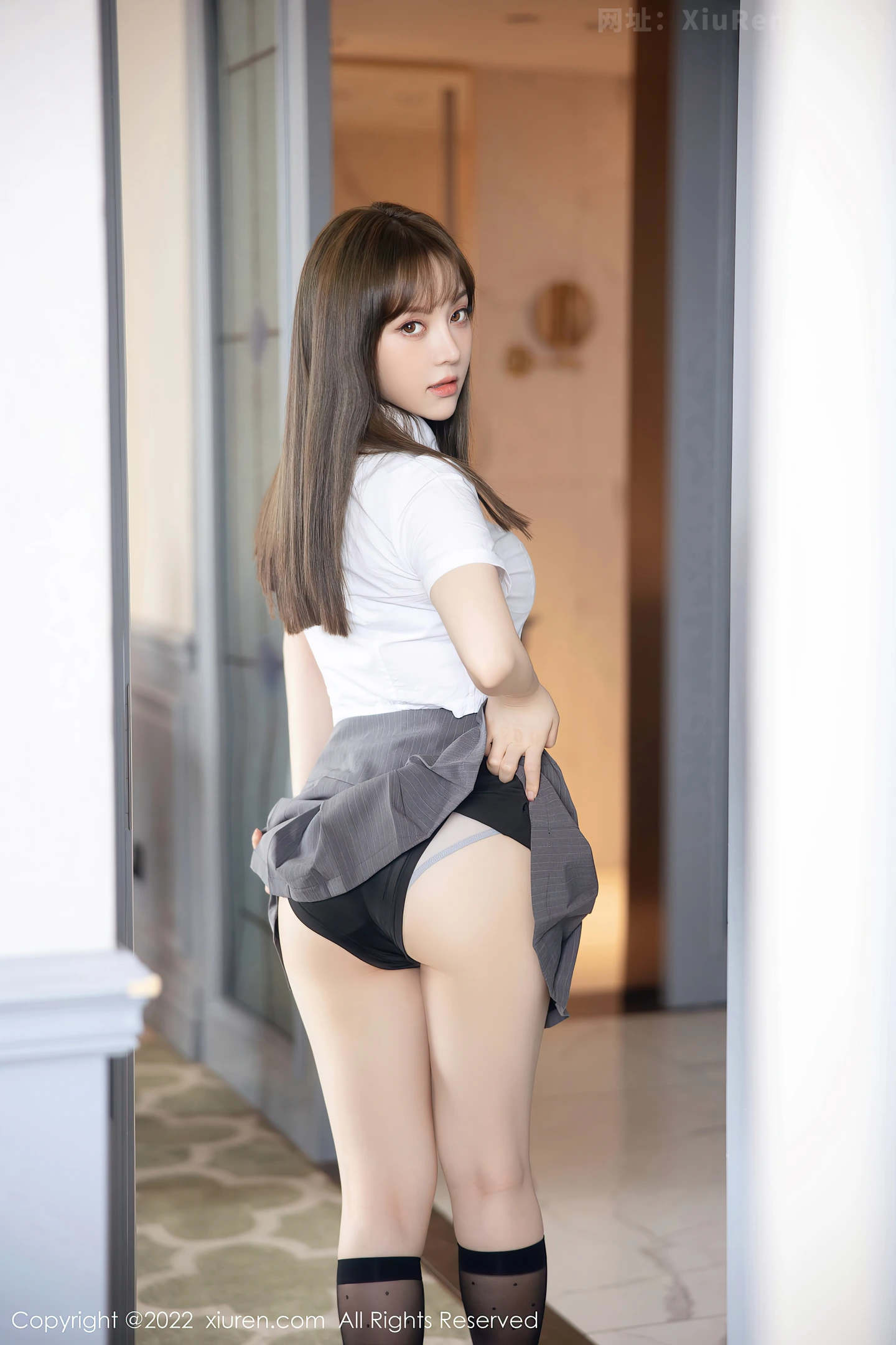 图片[3]-[XiuRen秀人网] VOL.5143 模特豆瓣酱性感白T配灰短裙半脱露性感内衣秀丰满身材诱惑写真72P-秀人网官方网站